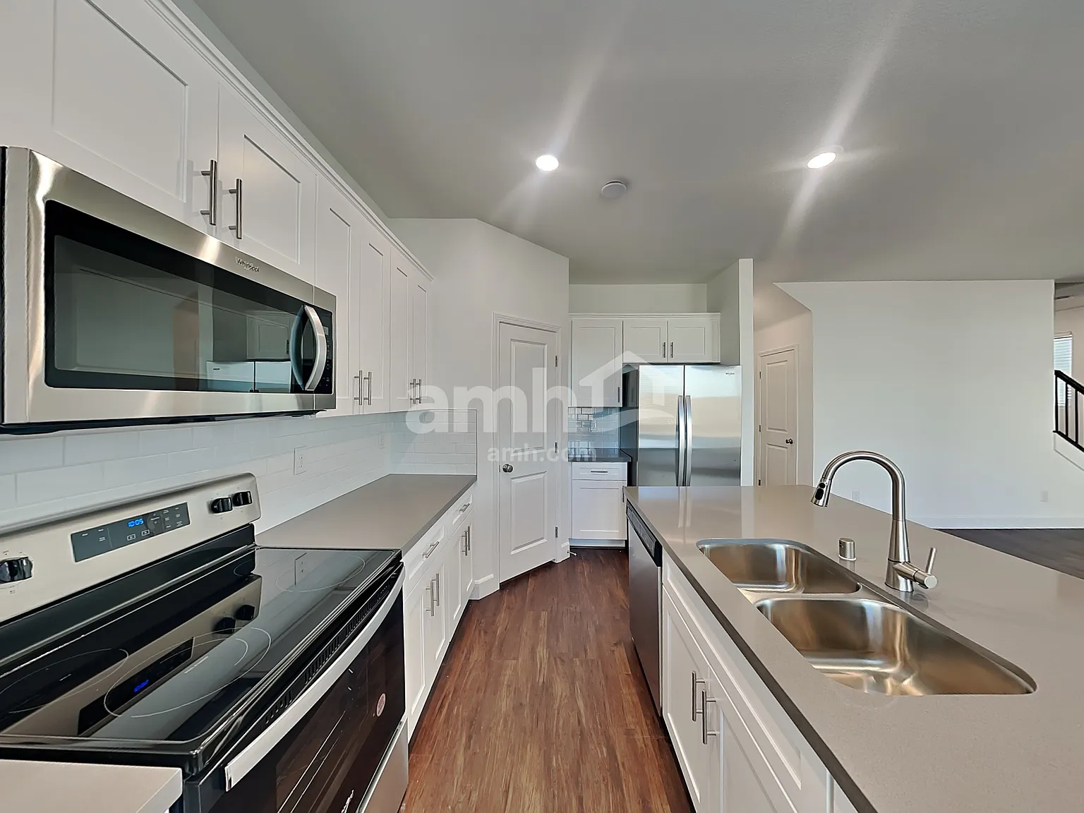 3 bed, 2.5 bath, 1845 sqft, $2,370 — Photo 3
