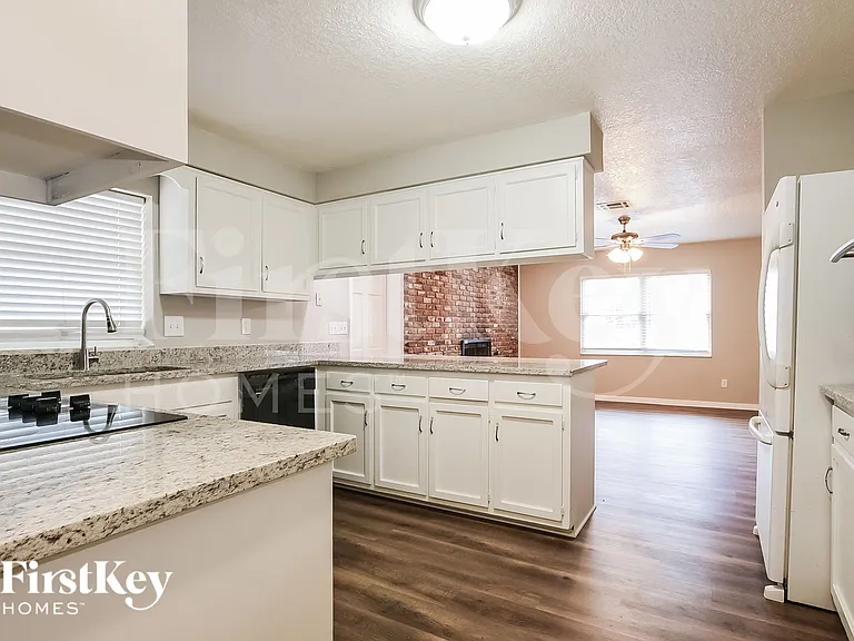504 Saint Dunstan Way — Photo 8