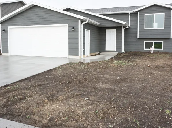 11 26th St SW, Watertown, SD 57201