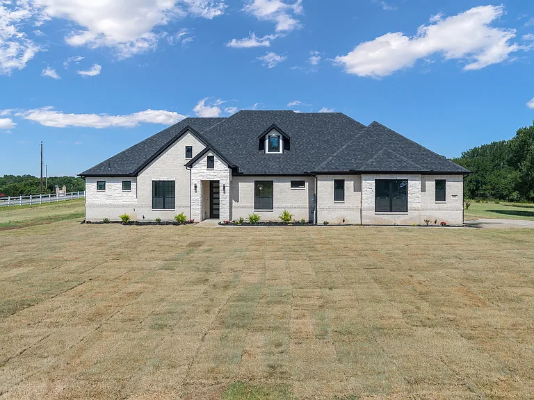 1001 Henry Way — Photo 2