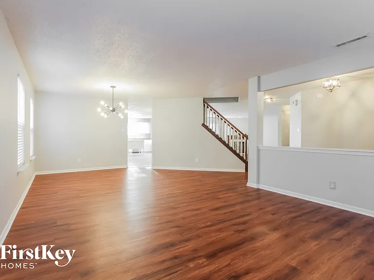 2310 Amberleigh Dr — Photo 2