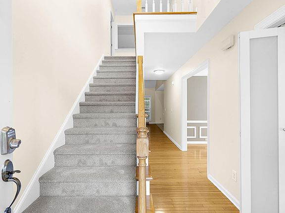 4th image of 111 Haleswood Cir
