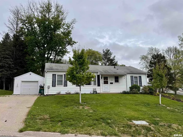 1334 Parkview Dr, Macomb, IL 61455