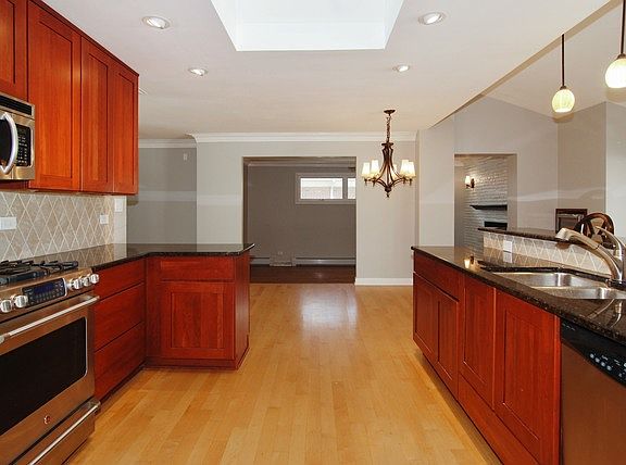 4th image of 2450 Sunnyside Ave