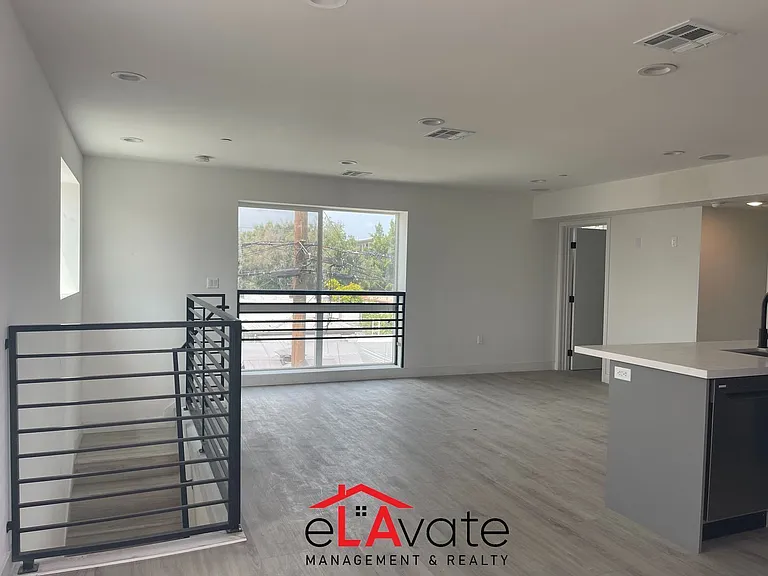 1127 N Virgil Ave — Photo 2