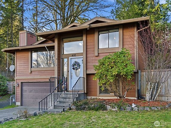 2nd image of 400 Falcon Court NE