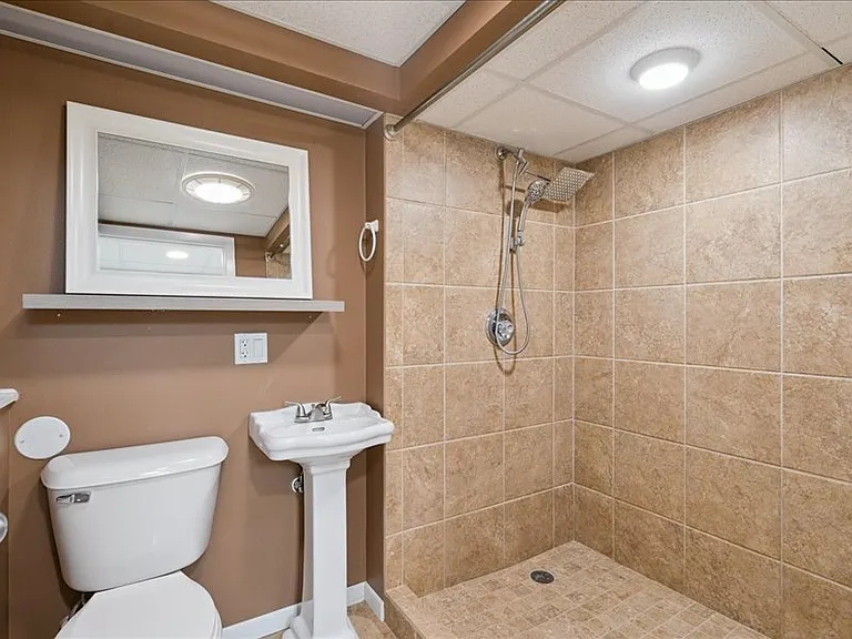 1429 Columbus Dr — Photo 19