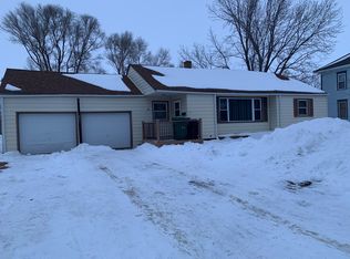 708 W 9th St, Woonsocket, SD 57385