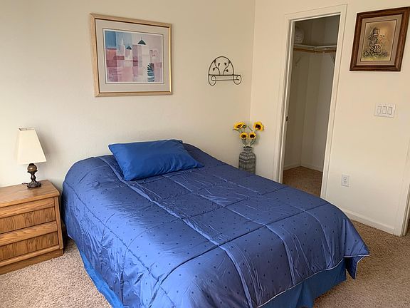 3rd Bedroom with (Double) Full-sized bed and Adjacent full bathroom