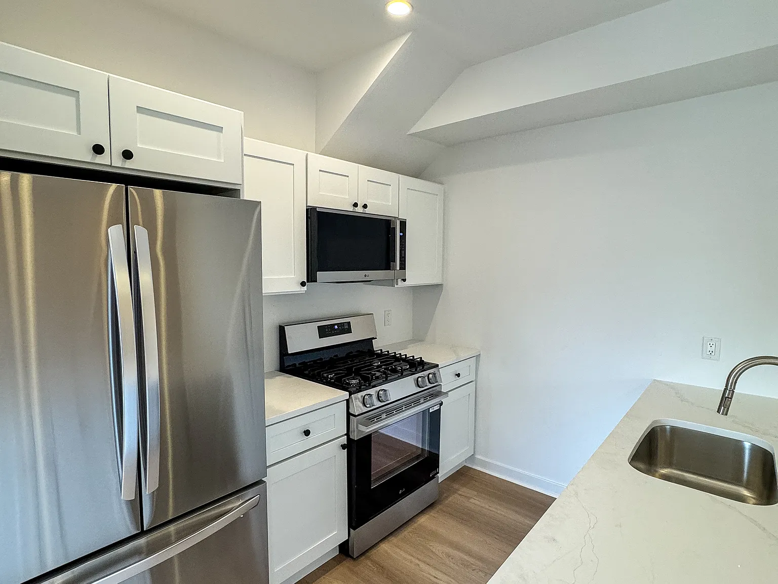 2 bed, 800 sqft, $2,350 — Photo 3