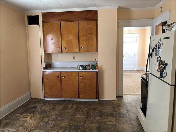 3rd image of 710 Tuscarawas Ave NW