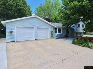 1702 Mission Ln, Saint Peter, MN 56082