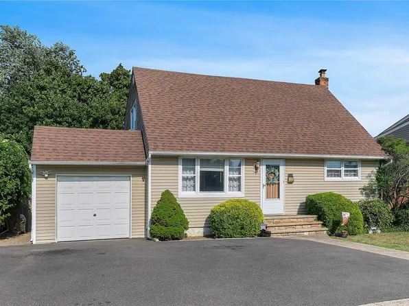 23 Cinque Drive, Farmingdale, NY 11735