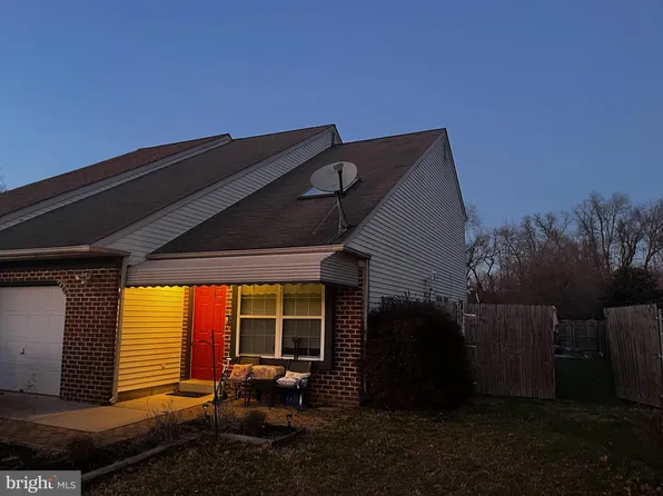 9 Waterfall Dr, Dover, DE 19904