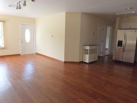 2nd image of 915 Highland Dr SW