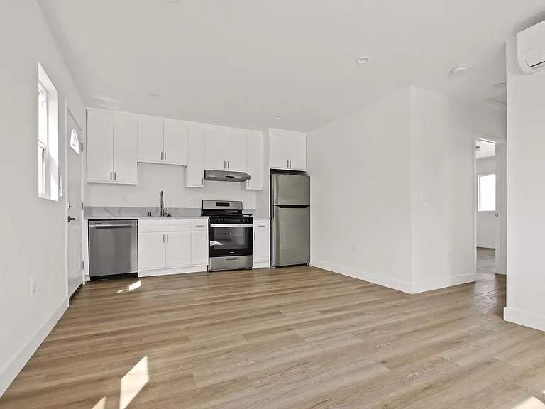 1047 Alamitos Ave — Photo 3