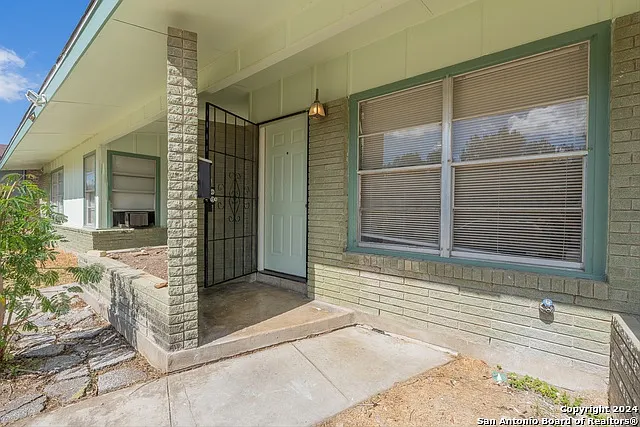2 bed, 1.0 bath, 1748 sqft, $1,250 — Photo 2
