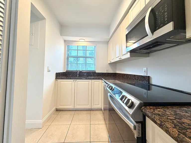 413 N Cypress Dr — Photo 3