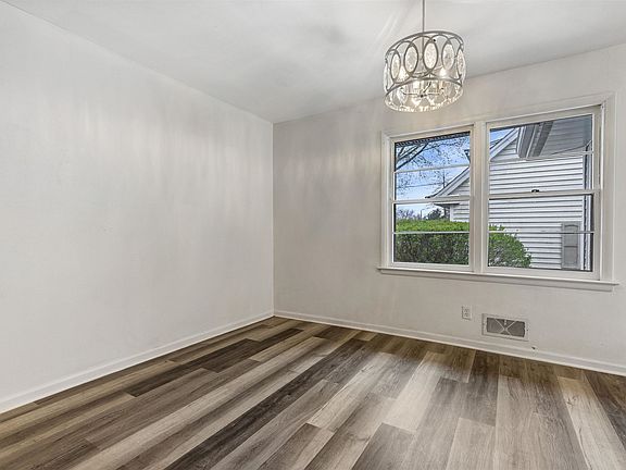 4th image of 619 Warren Ave