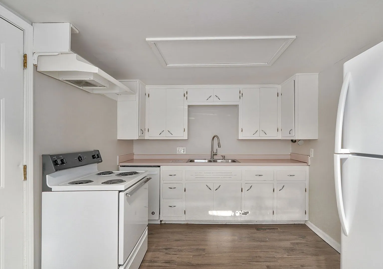 East University Apartments — Photo 4