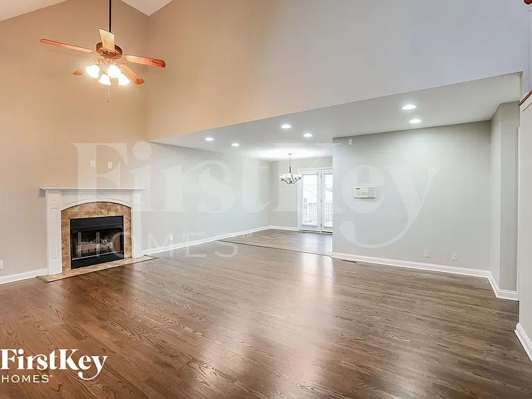 850 Samantha Ln — Photo 3