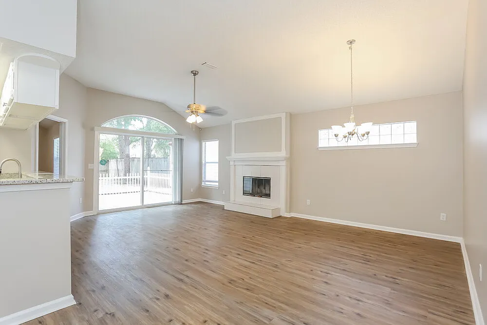 3 bed, 2.0 bath, 1382 sqft, $2,055 — Photo 4