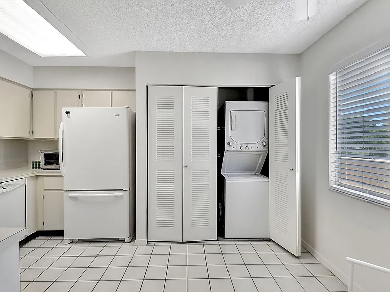 7185 Huntington Ln #301 — Photo 11