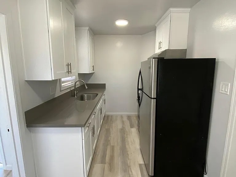 2427 E Villa St — Photo 9
