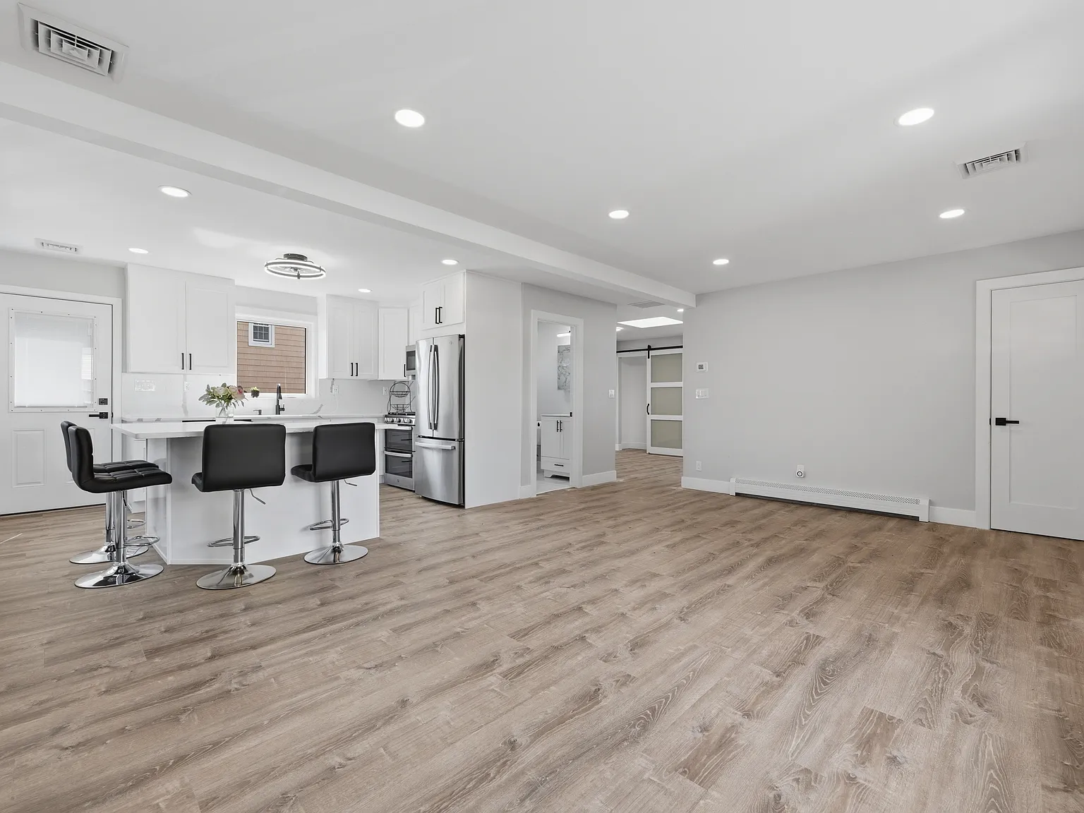 2 bed, 1736 sqft, $4,500 — Photo 2