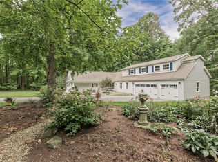 7687 Country Ln, Chagrin Falls, OH 44023