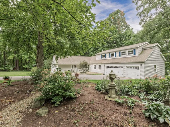 7687 Country Ln, Chagrin Falls, OH 44023