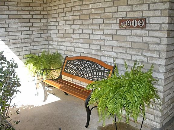 4th image of 819 Forest Oaks Ln