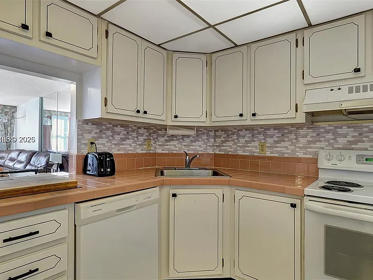 3015 N Ocean Blvd #3J — Photo 4