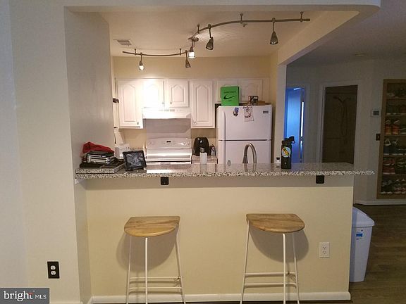 5th image of 30 Greystone Ct #D