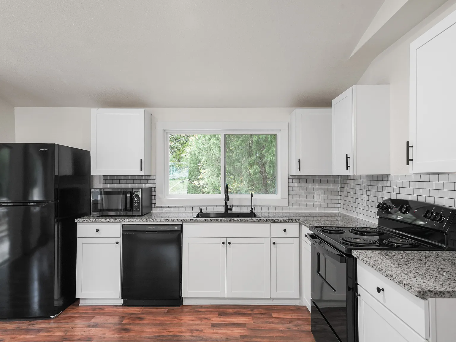 2 bed, 760 sqft, $1,650 — Photo 1