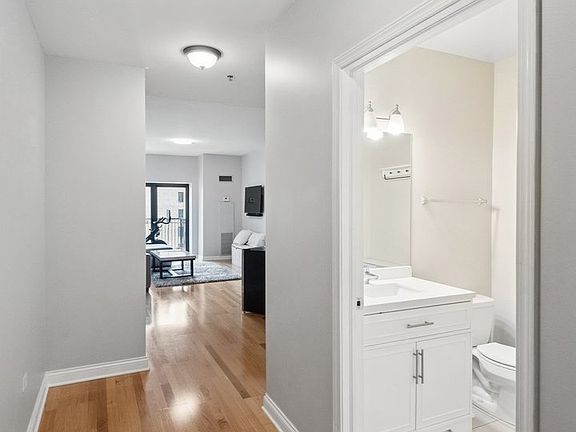 2nd image of 8 W Monroe St APT 1209