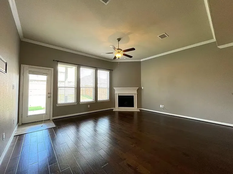 1700 Medina Ln — Photo 10
