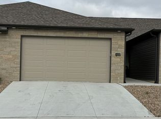 8825 Bristlecone Dr, Lincoln, NE 68526