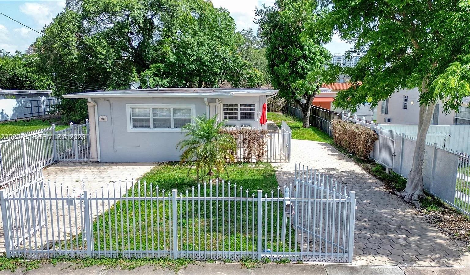 2 bed, 1.0 bath, 1472 sqft, $2,500 — Photo 2