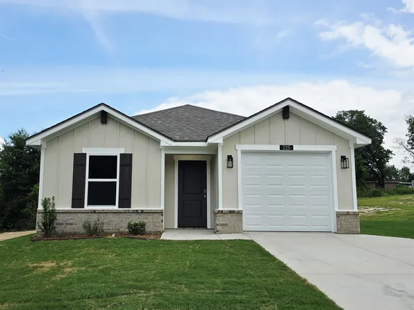 225 Spokane St, Gladewater, TX 75647