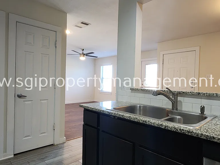 931 Robineta Ln — Photo 4