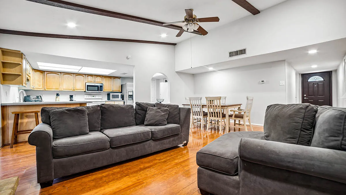 6 bed, 2640 sqft, $650 — Photo 3