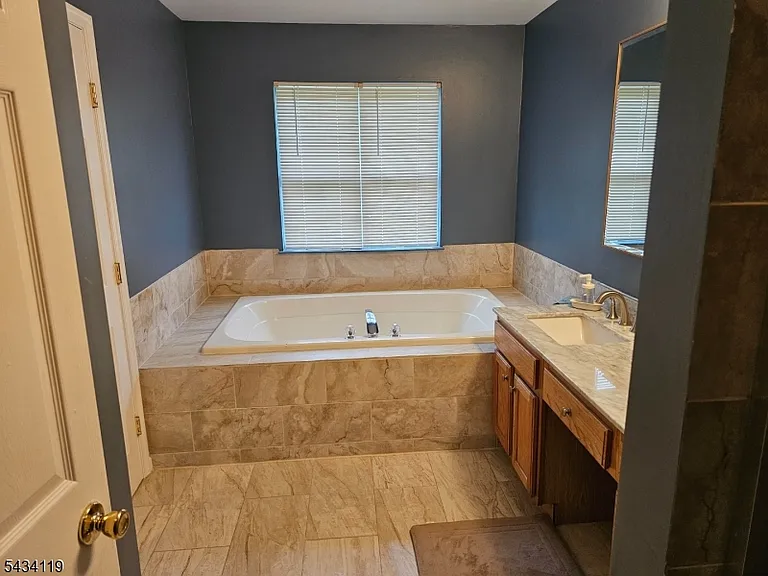 60 Jackson Ave — Photo 15