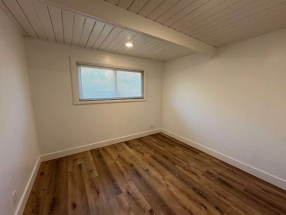 5th image of 609 Webster St