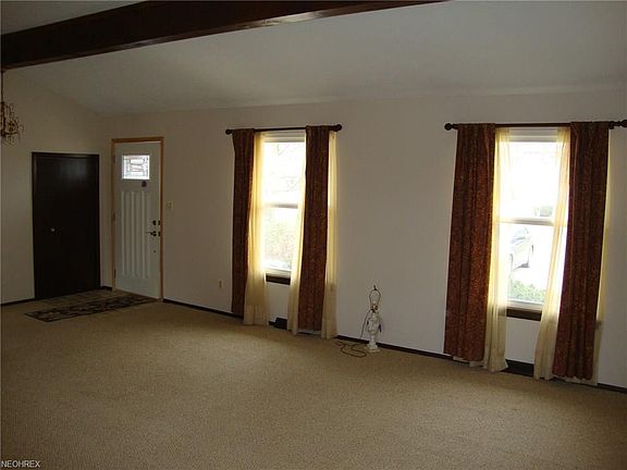 5th image of 369 Bruce Dr
