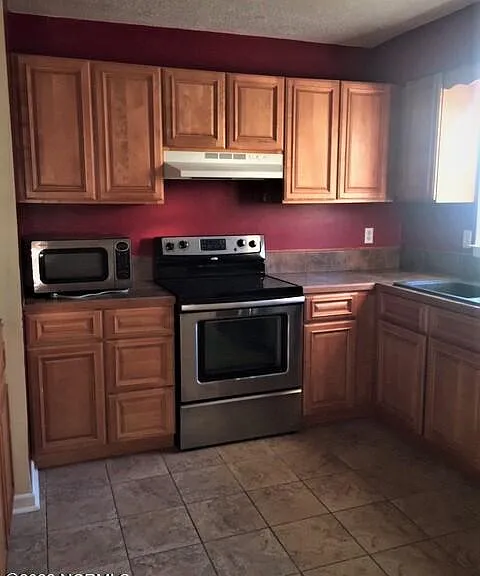 1062 Birchwood Ln — Photo 4