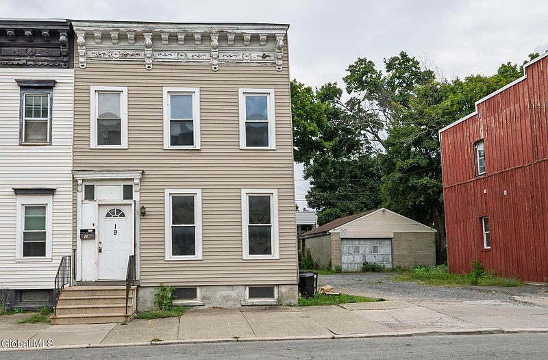 2nd image of 19 N Lake Avenue