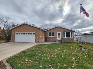 415 1st Ave SE, Plainview, MN 55964