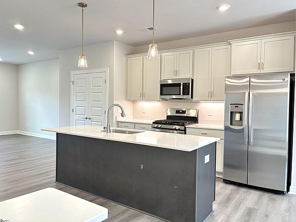 5th image of 25 Pikewood Ln