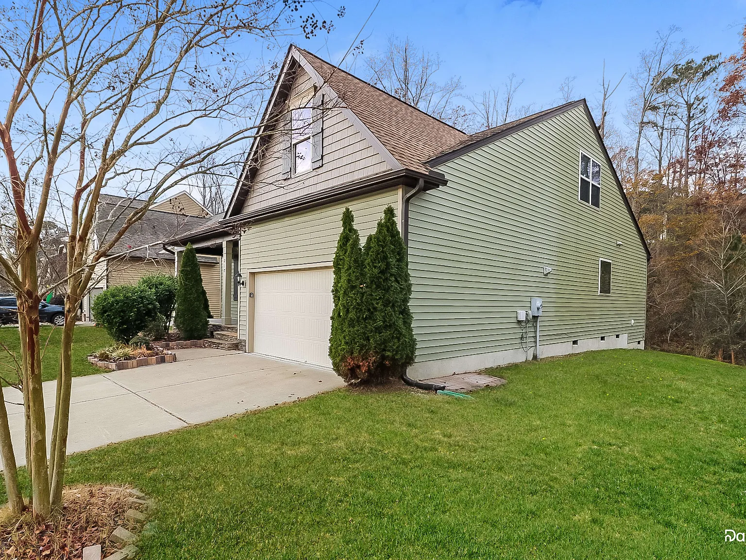 3 bed, 2.0 bath, 2049 sqft, $2,090 — Photo 2